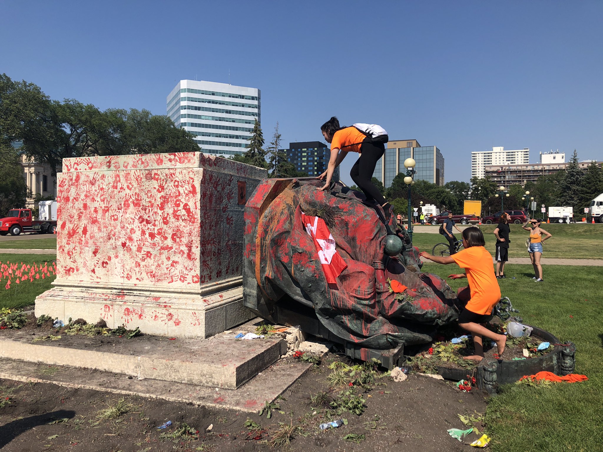 Protestas en Canadá se intensifican tras hallazgos de más tumbas clandestinas de niños indígenas protestas-en-canada-se-intensifican-tras-hallazgos-de-mas-tumbas-clandestinas-de-ninos-indigenas
